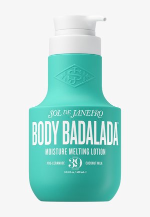 Flacon pompe turquoise de Sol de Janeiro Body Badalada Moisture Melting Lotion avec pro-céramide, lait de coco et parfum Cheirosa 39, 400 ml.