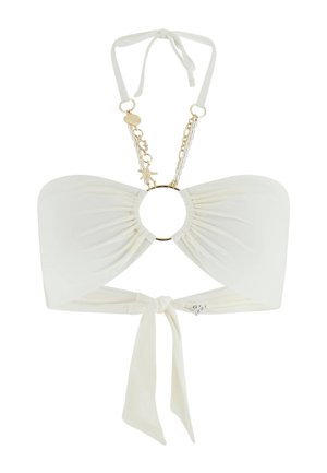 Witte halterbikinitop met centrale ring, gouden schelp- en zeesterrenbedels, parelkettingdetail en stofstrikken bij nek en rug.