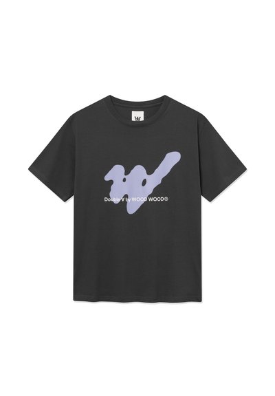 Черна тениска с къс ръкав с лилава абстрактна щампа и бял текст с думите "Double V by WOOD WOOD" в центъра отпред.