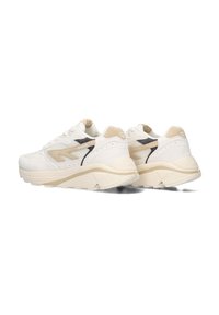 Witte en beige sportschoenen met een textuur bovenwerk, mesh panelen en een dikke, sculptuurzool. Bevat een donkere accentstreep aan de zijkant.