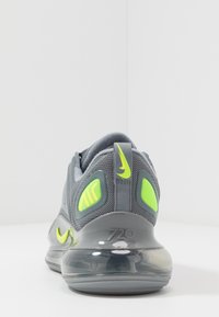 Szare sneakersy Nike Air Max 720 mają teksturowaną cholewkę z neonowymi zielonymi akcentami, smukły kształt oraz przezroczystą podeszwę z jednostką powietrzną.