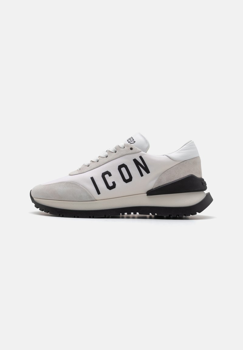 Sneaker blanche avec une tige en daim et synthétique, un texte "ICON" noir audacieux, un col rembourré et une semelle en caoutchouc noir avec une traction.