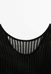 Zwarte gebreide trui met een brede halslijn en opengewerkt patroon. De textuur is luchtig met een geribbeld ontwerp langs de randen.
