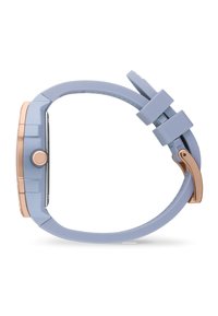 Orologio smartwatch in silicone blu con quadrante rettangolare, dettagli in oro rosa e un pulsante laterale. Presenta un design a doppio cinturino per una vestibilità regolabile.