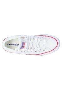 Weiße Leinensneaker mit runder Zehenpartie, roter Gummisohle und weißen Schnürsenkeln. Verfügt über ein blaues und rotes Logo-Patch mit dem Text "Converse All Star".