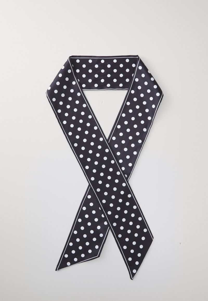 Cachecol de seda preto com bolinhas brancas, com uma borda branca em contraste. As pontas alargadas criam uma forma clássica e elegante.