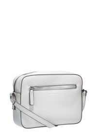 Hvid læder crossbody taske med en tekstureret overflade, en frontlomme med lynlås, hardware i sølvfarve og en aftagelig skulderrem.