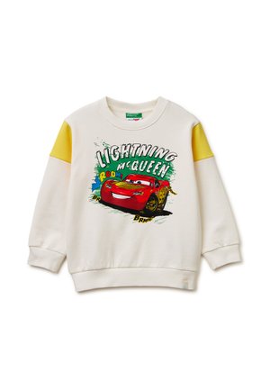 Kremowa bluza z żółtymi naszywkami na ramionach, z kolorową grafiką auta Zygzak McQueen oraz wyraźnym tekstem z filmu Auta.
