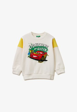 Kremowa bluza z żółtymi naszywkami na ramionach, z kolorową grafiką auta Zygzak McQueen oraz wyraźnym tekstem z filmu Auta.