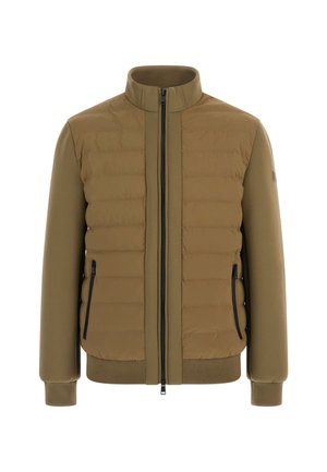 Chaqueta acolchada en verde oliva con un alto cuello, cremallera completa, dos bolsillos laterales con cremallera y puños acanalados para un ajuste seguro.