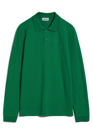 Polo vert à manches longues avec deux boutons et un petit logo brodé sur la poitrine gauche, présenté sur fond blanc.