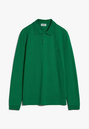 Polo vert à manches longues avec deux boutons et un petit logo brodé sur la poitrine gauche, présenté sur fond blanc.