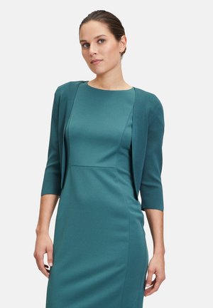 Robe turquoise à manches trois-quarts, au design structuré et à la silhouette ajustée. Tissu lisse et coutures subtiles créent un look raffiné.
