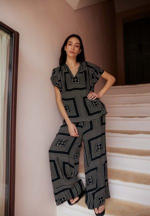Soaked in Luxury, SLZAYA ARIA PRINTED BLOUSE - Blouse - black monogram with oatmeal