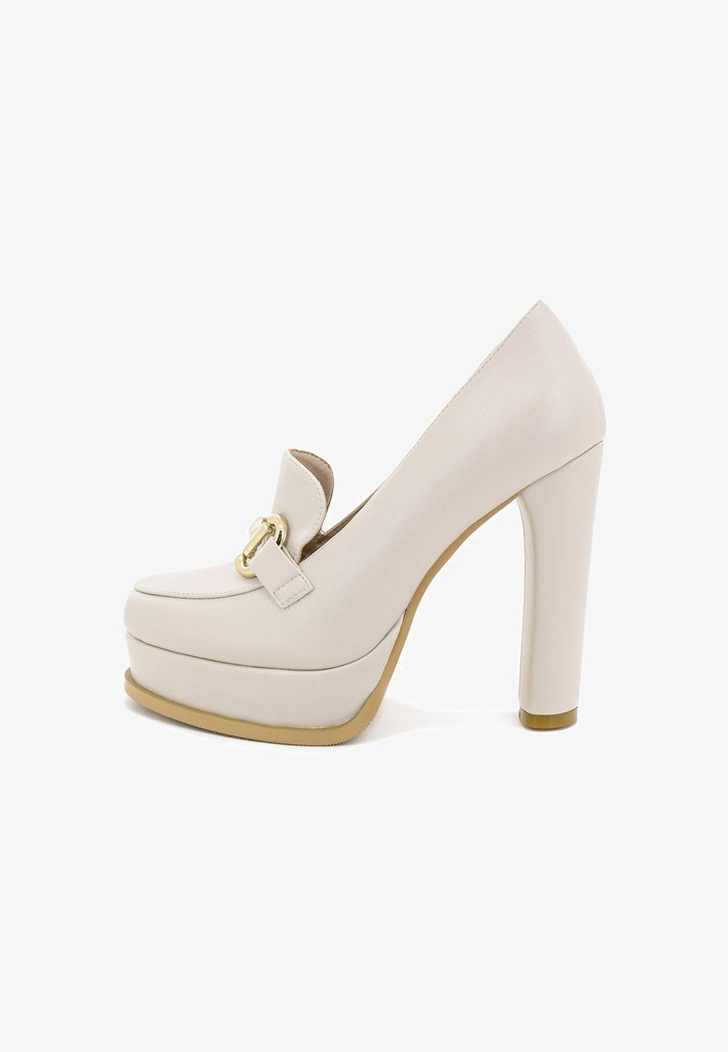 Mocassino con platform e tacchi alti color crema, dettagli in oro e punta rotonda, esposto su uno sfondo bianco.