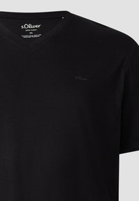 Czarny t-shirt z dekoltem w kształcie V wykonany w 100% z bawełny. Posiada subtelne logo s.Oliver w dopasowanym kolorze na piersi. Gładka faktura i regularny krój.