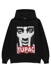 Sweat à capuche noir présentant un portrait en gros plan en noir et blanc d’un homme avec les doigts près de la bouche, et « TUPAC » en texte gras rouge et blanc en dessous.