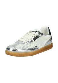 Chaussure de sport blanche avec des accents métalliques argentés, semelle en caoutchouc beige, lacets blancs et languette de talon noire, présentée en vue latérale légèrement inclinée.