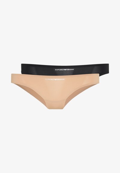 Duas pares de cuecas femininas: uma em tom de pele e outra em preto, com tecido liso, uma faixa na cintura de baixa altura e um detalhe do logótipo da Emporio Armani.