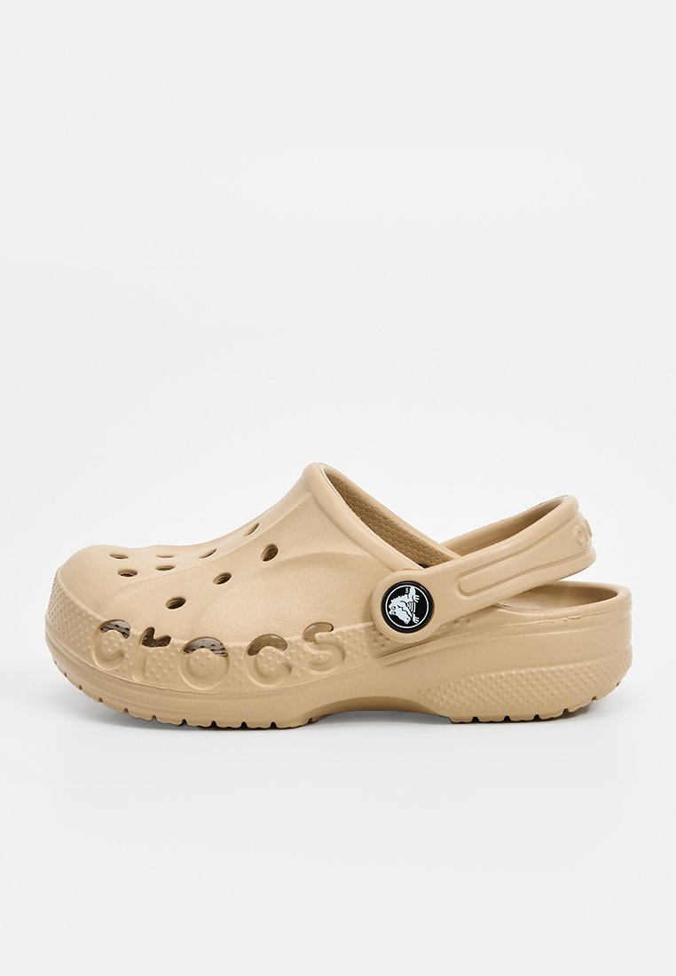 Beige Crocs clogs gemaakt van lichtgewicht materiaal, met ventilatiegaten, een gebogen vorm en een rugband voor ondersteuning.