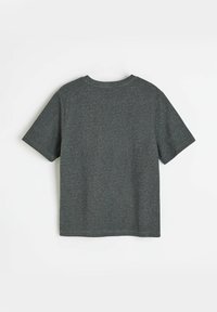 Czarnoszary T-shirt z krótkim rękawem, wykonany z miękkiego materiału. Prosty design z okrągłym dekoltem o gładkiej fakturze, bez widocznych wzorów ani akcentów.