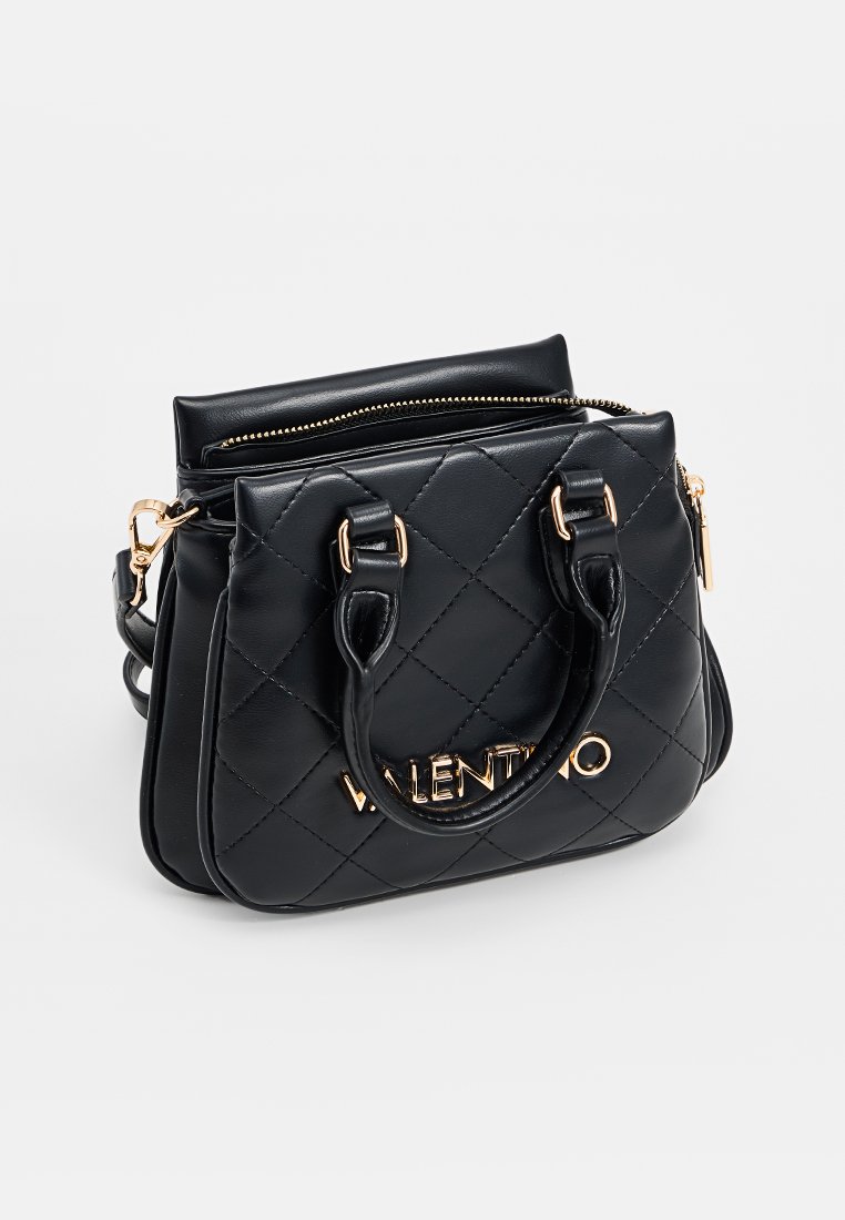 Schwarze, gesteppte Lederhandtasche mit doppelten Griffen, goldfarbener Hardware und geprägtem Markennamen auf der Vorderseite. Verfügt über ein Reißverschlussfach.