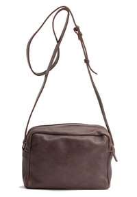 Brun lädercrossbodyväska med dragkedjestängning, rektangulär form, justerbar rem och texturerad yta. Enkel design utan ytterligare detaljer.