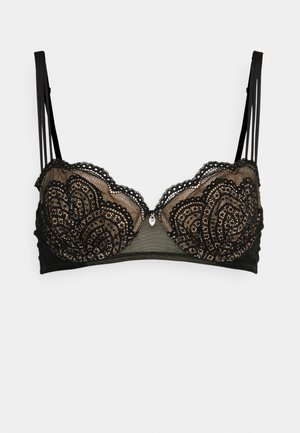 Sostén de encaje negro con un patrón floral, detalles de malla transparente, tirantes ajustables y un pequeño acento de cristal en el centro.