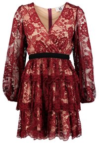 Abito in pizzo bordeaux con maniche lunghe, scollatura a V, volant sovrapposti, cintura nera e sottogonna trasparente. Presenta un motivo floreale in pizzo.