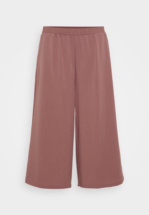 Pantaloni a gamba larga in un morbido tessuto texturizzato, dotati di una vita elastica. Il colore è un rosa tenue, che esalta il design fluido.