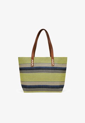 Bolso tote a rayas en colores amarillo, marino y beige, con asas de cuero marrón y textura tejida. Tiene un tamaño mediano.