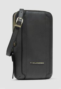 Schwarze Lederbrieftasche mit goldfarbenen Metalldetails, rechteckige Form, Reißverschluss und abnehmbarem Riemen. Markenname "Piquadro" geprägt.