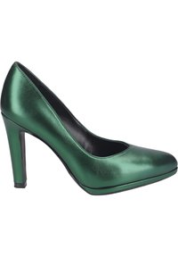 Zapato de tacón alto de charol verde con punta redonda y un acabado suave y brillante. Presenta un forro interior negro y un tacón resistente.