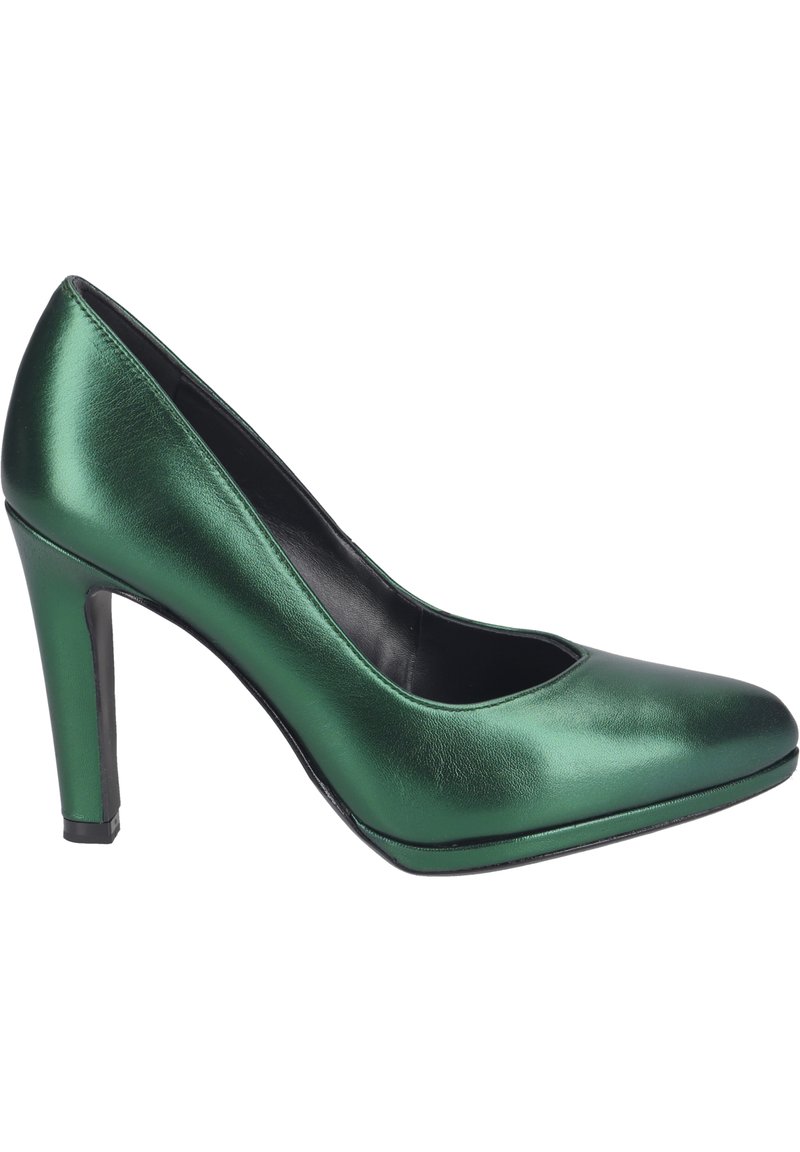 Zapato de tacón alto de charol verde con punta redonda y un acabado suave y brillante. Presenta un forro interior negro y un tacón resistente.