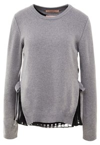 Gråstickad tröja med långa ärmar, rund hals, sidoknytningar och lager av svart tyg längst ner, med ett rutmönster.