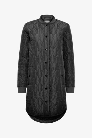 Quiltad svart lång kappa med tryckknappar, ribbade ärmslut och rundad nederkant. Tillverkad av glänsande syntetiskt material med en mjuk textur.