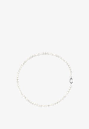 Witte parelketting met een sluiting, bestaande uit gelijkmatig grote parels en een glanzend zilveren hardware detail. Gelijke textuur en klassiek ontwerp.