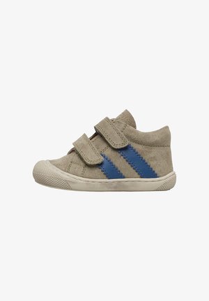 Chaussure en daim pour tout-petits en gris clair, avec deux bandes velcro bleu, semelle en caoutchouc texturé, bout arrondi et rayures latérales contrastantes.