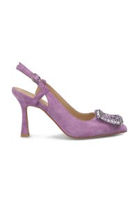 Décolleté slingback in suede viola con punta affusolata, decorato con un'applicazione di gioielli e un tacco sottile. Cinturino regolabile con fibbia metallica.