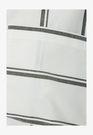 Gestreifter Stoff in Weiß und Dunkelgrau mit einer Tasche und kontrastierenden Nahtdetails. Weiche Textur, leichtes Material.