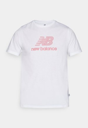 Camiseta de algodón blanca con cuello redondo. Presenta un logotipo gráfico rosa de "new balance" en el frente. Mangas cortas y dobladillo recto.