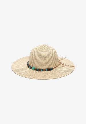 Chapeau de paille beige à large bord avec une calotte arrondie, décoré d'un ruban en corde marron orné de petites perles turquoise et marron.