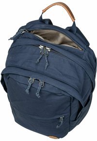 Sac à dos en tissu bleu marine avec deux compartiments zippés, une poignée en cuir sur le dessus et des bretelles ajustables. Texture lisse avec un minimum de détails.