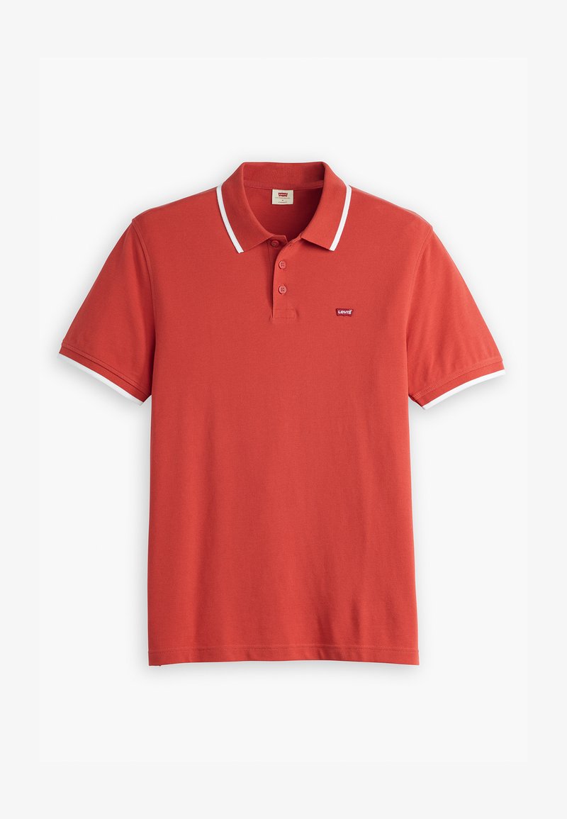 Punane polo särk, mis on valmistatud puuvillast, klassikalise krae, kolme nupuga rinnaosa ja valge äärega varrukatel ja krael. Levi'si logo on nähtav.