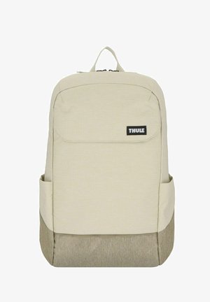 Beige Thule rugzak met een gestructureerde stof, rechthoekige vorm, voorvak en een lichtere bovenkant die contrasteert met een donkere onderkant.