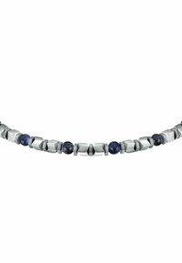 Una collana composta da perline geometriche argentate alternate a sfere di pietra blu scuro, che presenta un design moderno con texture variegate.