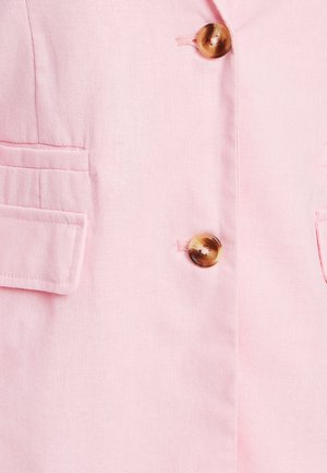 Šviesiai rožinė lininė švarkas su iškarpytu apykakle, dviem priekiniais kišenėmis ir vienu dideliu rudu mygtuku. Audinys yra lygus ir šiek tiek tekstūruotas.