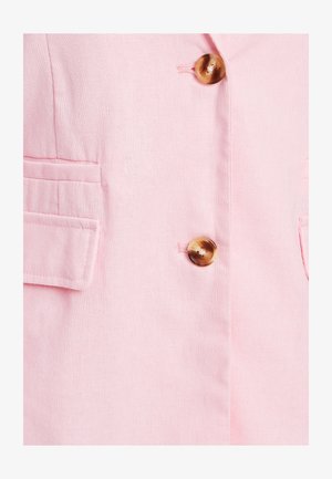 Svetloružový ľanový blejzer s klopovým límcom, dvoma prednými vreckami a jedným veľkým hnedým gombíkom na zapínanie. Povrch je hladký a mierne textúrovaný.