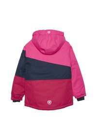 Giacca impermeabile rosa e blu navy con cappuccio. Presenta polsini elastici, un design a blocchi di colore diagonali e un logo nella parte bassa della schiena.
