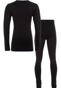 Musta, lämpimästä kankasta valmistettu pitkähihainen paita ja legginsit, joissa on joustava materiaali. Hihoissa ja lahkeissa on tekstuurisia kuvioita, jotka parantavat istuvuutta.